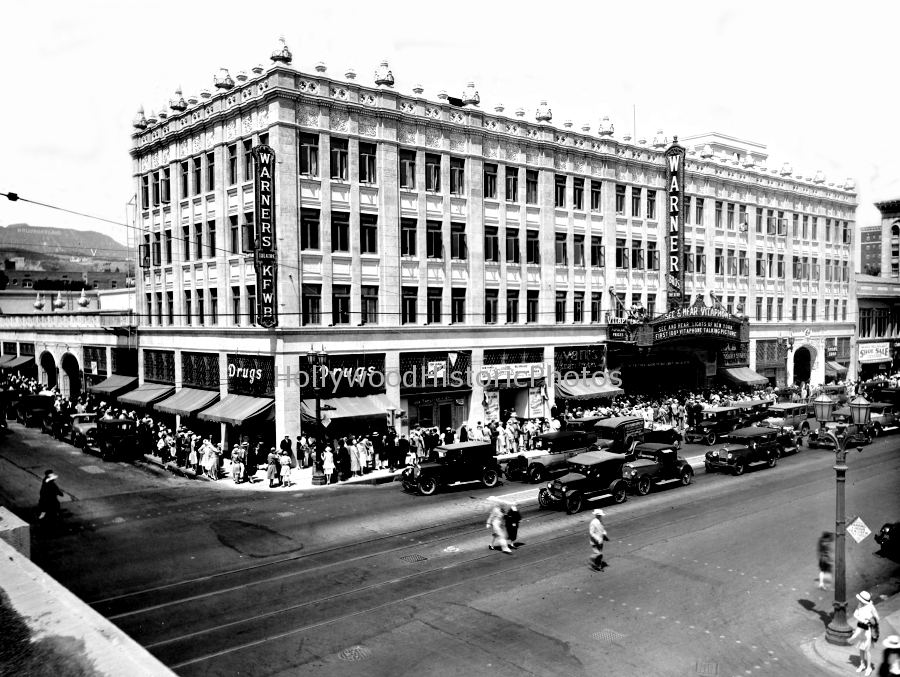 Warners Theatre 1928 Showing Vitaphone sound movie.jpg